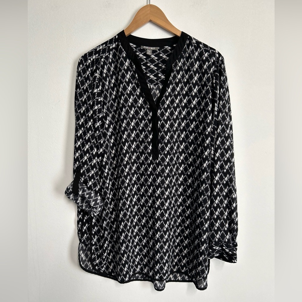 Roz & Ali Women's 2X Black White Blouse Tunic 1/4 Button Roll Tab Abstract Print